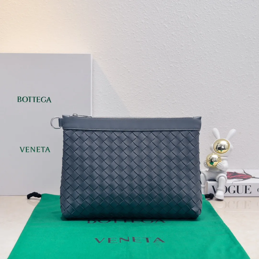 Batch 1360 Bottega Veneta's Bottega Veneta handbag transforms into a man in seconds ⌨️The texture is great! The weaving process is exquisite, simple and elegant, and it perfectly matches any clothes! Whether you are out on the street or on a date, it can instantly improve your overall taste. It can not only hold your wallet and mobile phone, but also the charm of your male god. Style number: 6518 Size: 33*22*7cm